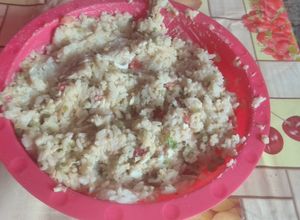 Una foto de Ensalada fría de arroz, tomate, arvejas y atún