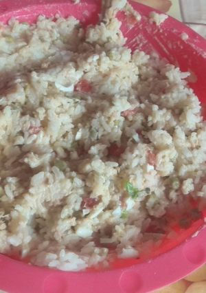 Una foto de Ensalada fría de arroz, tomate, arvejas y atún