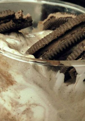 A picture of Oreo milk shake.