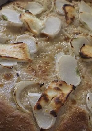 Une photo de Pizza navets chèvre miel