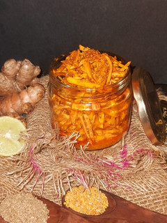 લીલી હળદર અને આદું નું અથાણું (Lili Haldar Ginger Athanu Recipe In Gujarati) રેસીપી મુખ્ય ફોટો