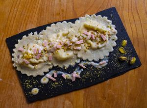 Foto di Tortelloni al pistacchio ripieni di mousse di mortadella