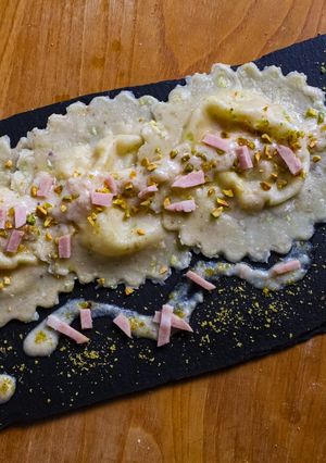 Foto di Tortelloni al pistacchio ripieni di mousse di mortadella