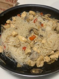 Una foto de Noodles con pollo 🐔