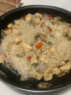 Una foto de Noodles con pollo 🐔