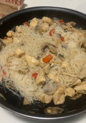 Una foto de Noodles con pollo 🐔