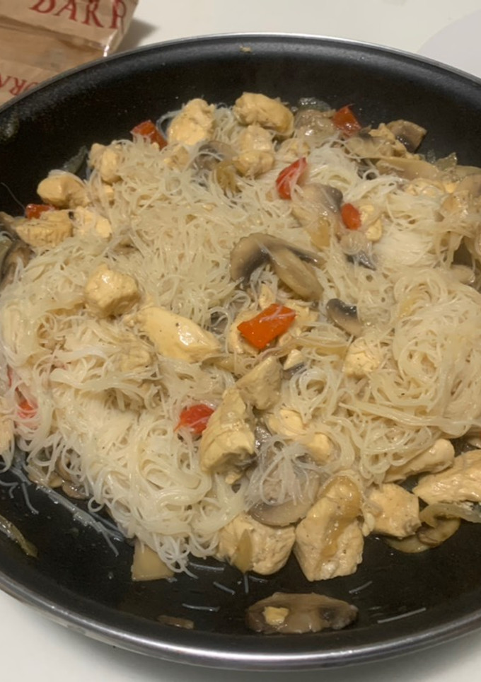 Una foto de Noodles con pollo 🐔