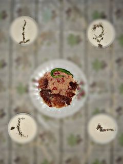 عکسی از دستور دمی گوجه همراه با ماست تزیین شده