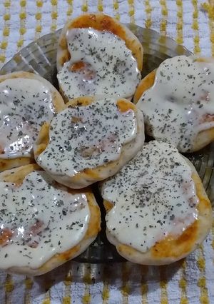 Una foto de Pizzetas caseras muy fácil!!!🍕