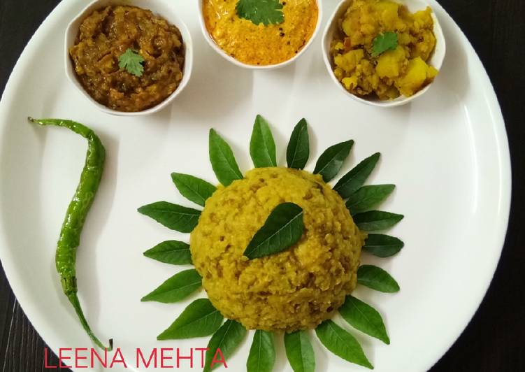 How to Cook Appetizing Khichdi with Dahi Tikhari, jeera aloo, baigan chutney
