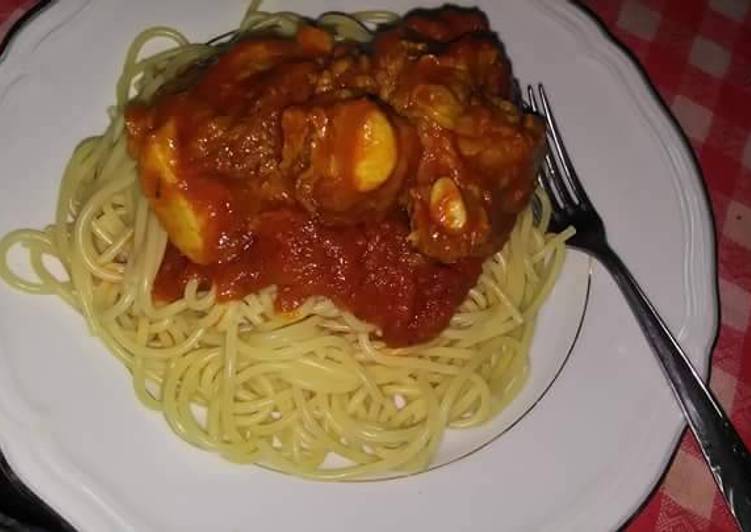 Spagetti with tomato sauce and boiled egg