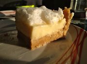 Una foto de lemon pie leche condensada