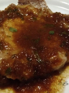 Una foto de Chuleta de cerdo con salsa de menta