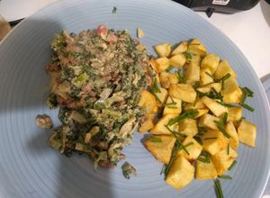 Una foto de 🥔Papas en cubitos con Guiso de acelga vegetariano🥬