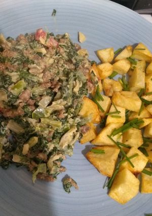Una foto de 🥔Papas en cubitos con Guiso de acelga vegetariano🥬