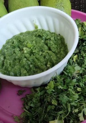 A picture of Green chutney.