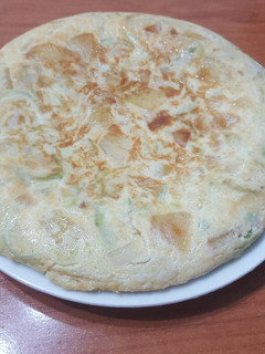 Una foto de Tortilla de patata calabacín y cebolla