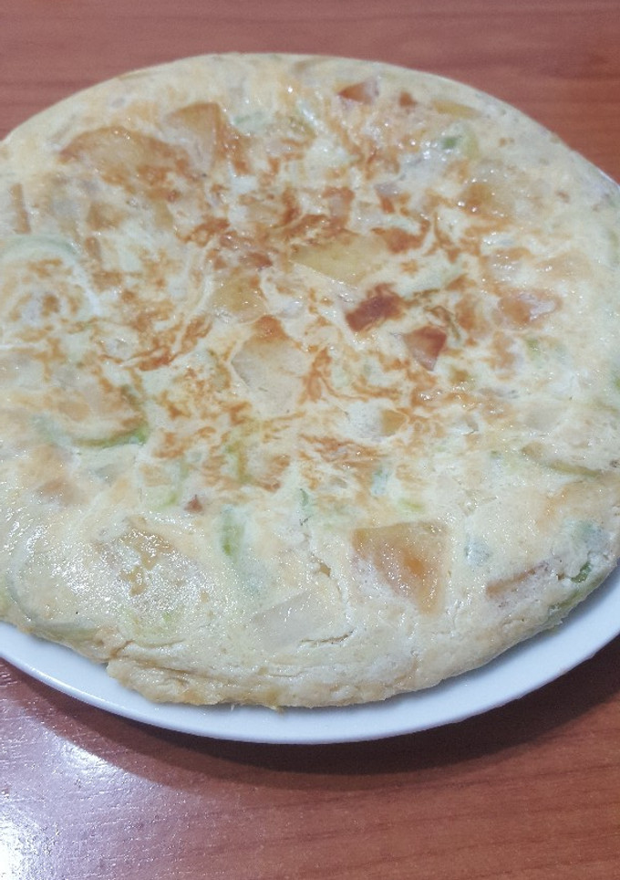 Una foto de Tortilla de patata calabacín y cebolla