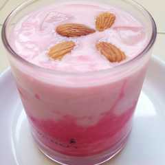 ગુલાબ અને બદામ ફલેવર લસ્સી (Gulab Badam Flavour Lassi Recipe In Gujarati) રેસીપી મુખ્ય ફોટો