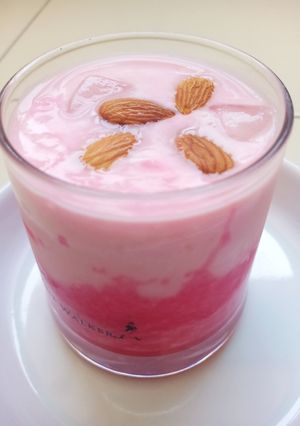 ગુલાબ અને બદામ ફલેવર લસ્સી (Gulab Badam Flavour Lassi Recipe In Gujarati) રેસીપી મુખ્ય ફોટો