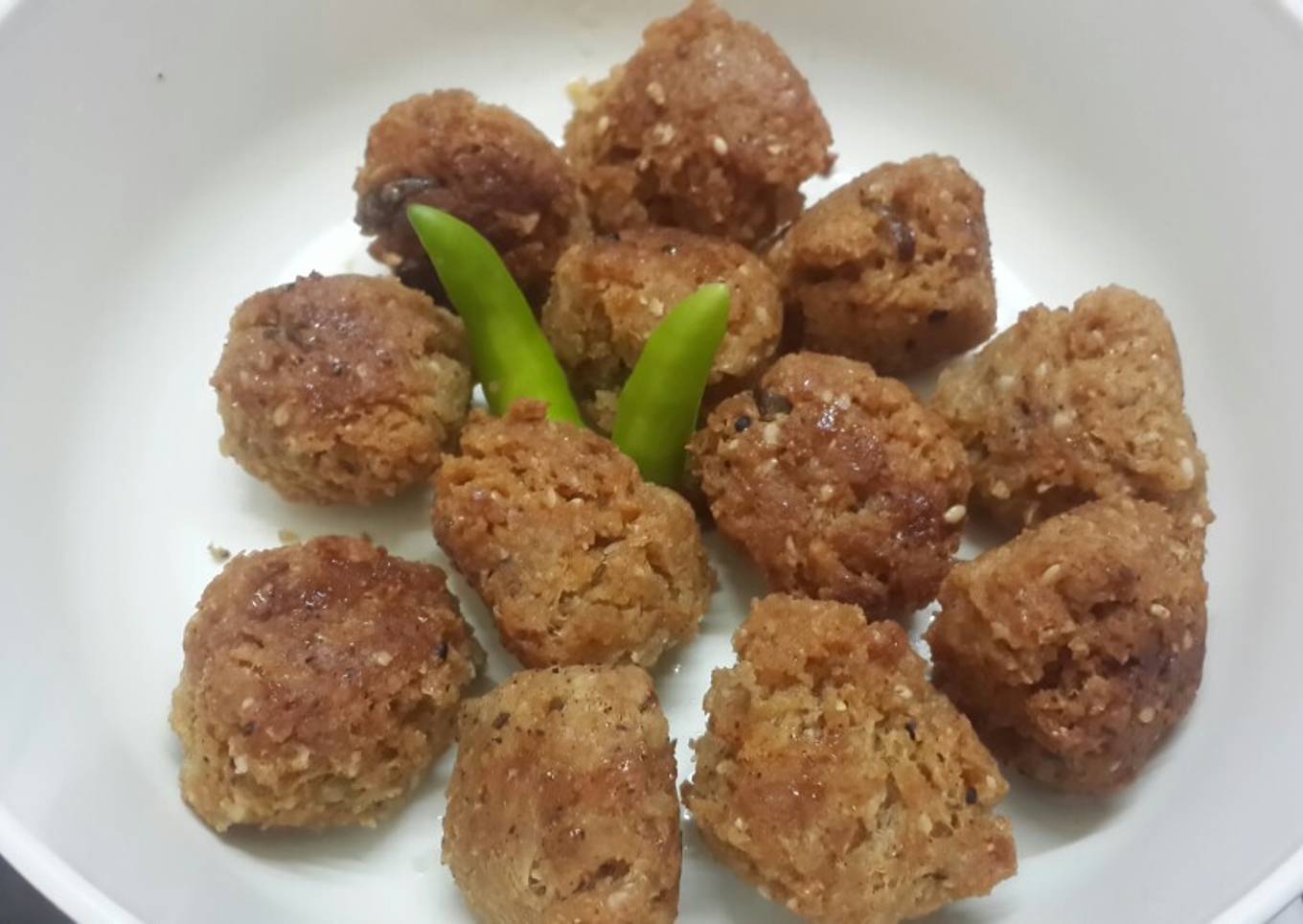 Til narkol postor bora (Sesame coconut and poppy seed fritters)