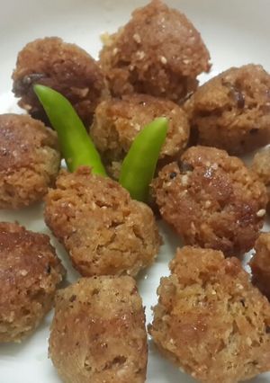 A picture of Til narkol postor bora (Sesame coconut and poppy seed fritters).