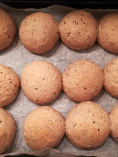 Magvas zsemle teljes kiőrlésű lisztből (IR-barát) recept fotója