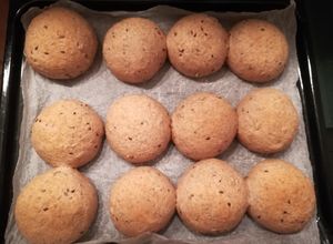 Magvas zsemle teljes kiőrlésű lisztből (IR-barát) recept fotója