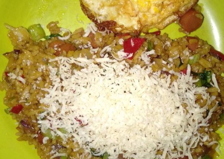 Cara Gampang Menyiapkan Nasi goreng sosis telur toping keju Anti Gagal