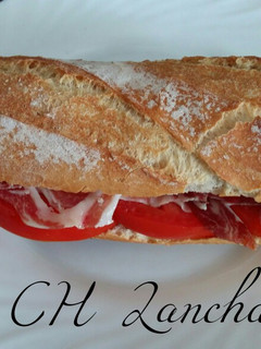 Una foto de Bocata de jamón con tomate