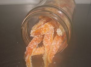 Una foto de Cáscaras de naranja confitadas caseras