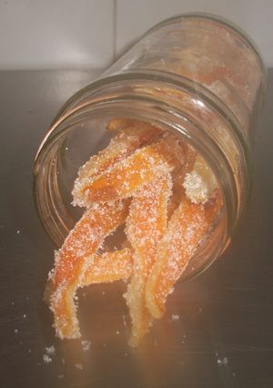 Una foto de Cáscaras de naranja confitadas caseras