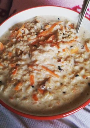 Una foto de Avena con leche de arroz y zanahoria vegan 🥕🥣 (desayuno)