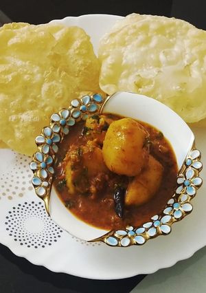 A picture of Luchi & Alur Dom / Puri with Potato Curry.
