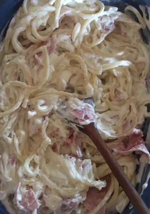 Sajtkrémes tejfölös sonkás tészta recept fotója