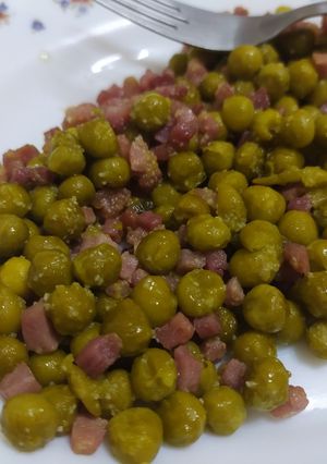 Una foto de Guisantes con Jamón y Ajetes