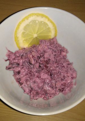 Una foto de Ensalada de remolacha con la cebolla blanca y limón