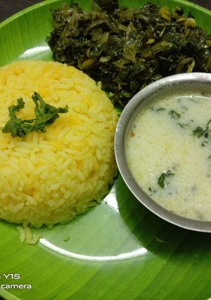 કઢી ખીચડી અને ભાજી(kadhi khichdi recipe in gujarati) ના રેસીપી મુખ્ય ફોટો