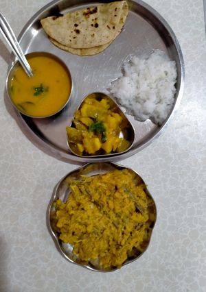 રોટલી અને ટીંડોળા બટેટાનું શાક મગની દાળ ભાત અને  લોટ વાળો સરગવાની સિંગ રેસીપી મુખ્ય ફોટો