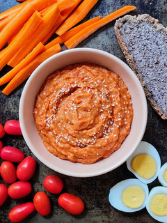 Una foto de Untable de morrón rojo asado y alubias blancas ♥️ Dip de pimiento morrón y legumbre 🥣