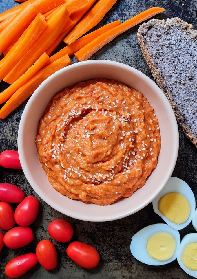 Una foto de Untable de morrón rojo asado y alubias blancas ♥️ Dip de pimiento morrón y legumbre 🥣