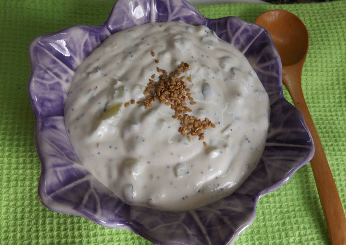 Salsa de pepino y mayonesa con sirope, semillas de sésamo y arañuela