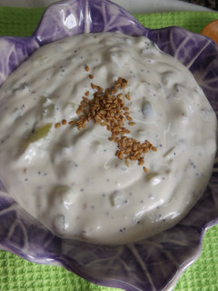 Una foto de Salsa de pepino y mayonesa con sirope, semillas de sésamo y arañuela