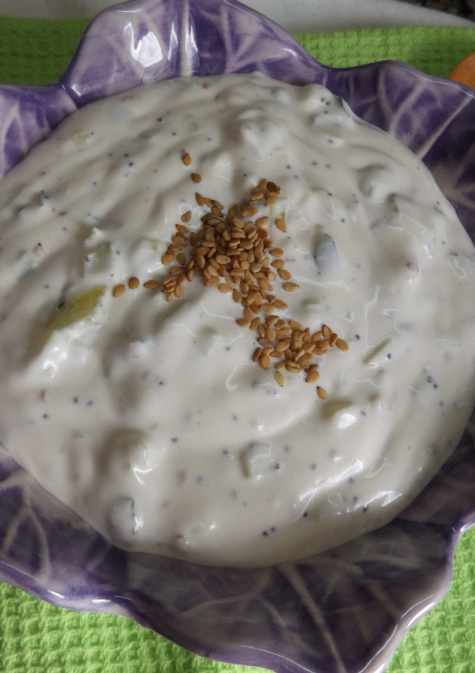 Una foto de Salsa de pepino y mayonesa con sirope, semillas de sésamo y arañuela