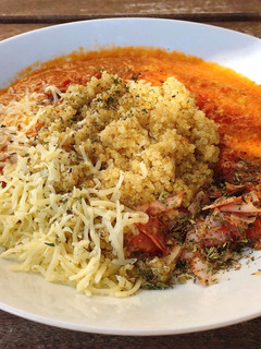 Una foto de Quinoa con pavo y salsa tipo caprese