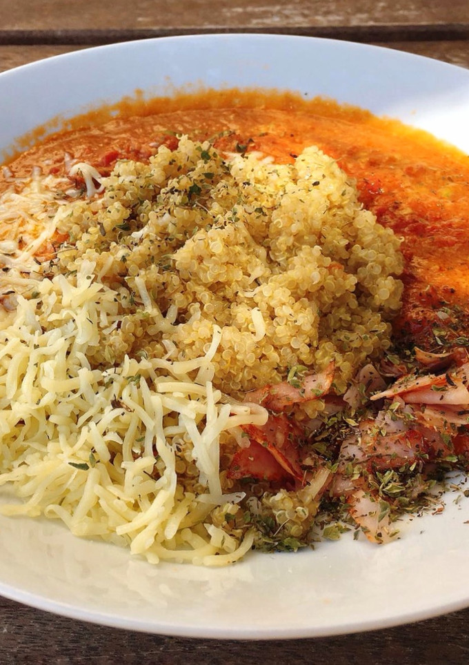 Una foto de Quinoa con pavo y salsa tipo caprese