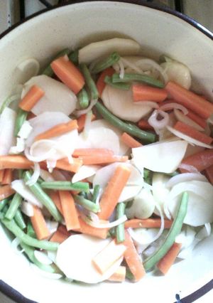 Una foto de Pollo en su jugo con verduras