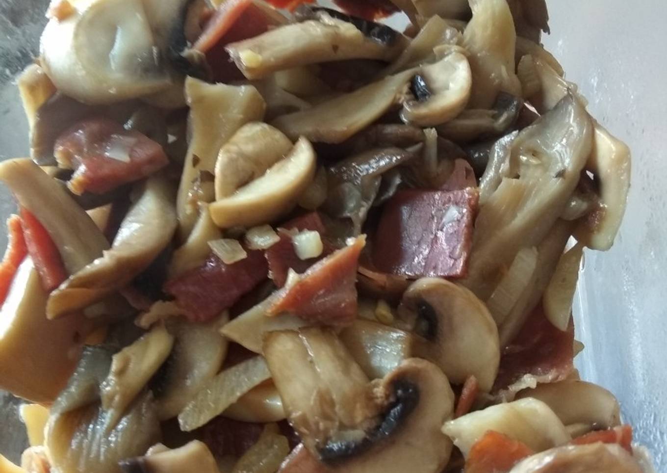 Setas y champiñones al ajillo con jamón