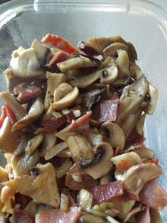 Una foto de 🥣 Setas y champiñones al ajillo con jamón