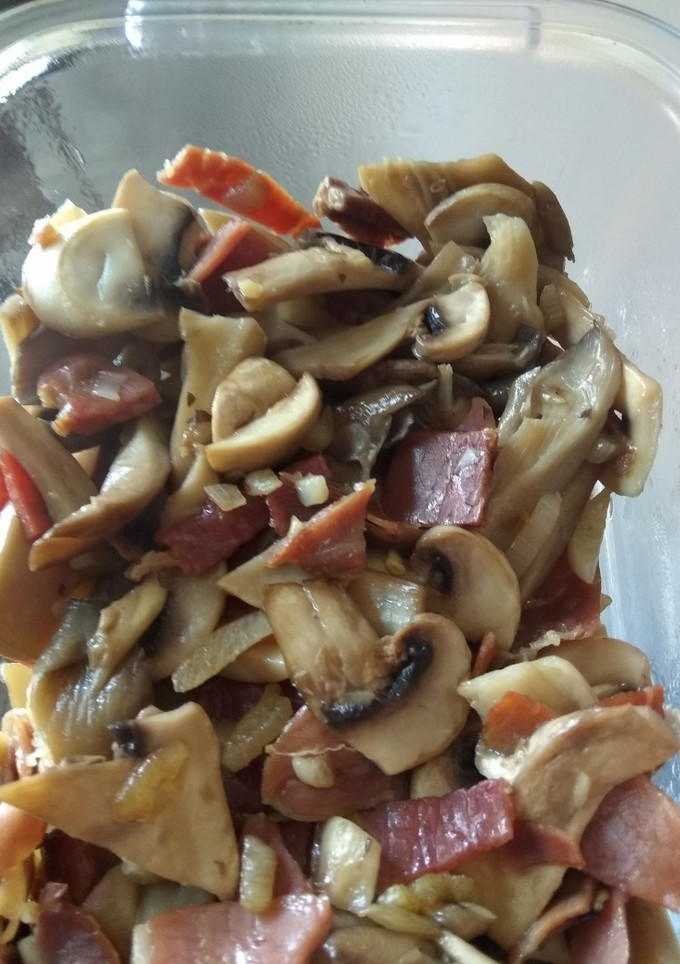Una foto de 🥣 Setas y champiñones al ajillo con jamón